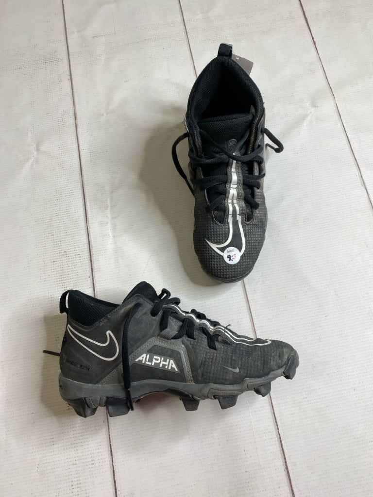 Nike Size 4.5 Baseball Cleats