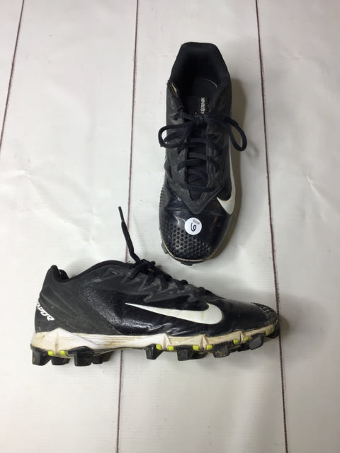 Nike Size 6 Baseball Cleats