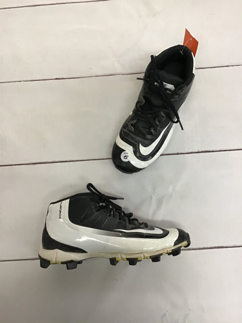 Nike Size 5 Baseball Cleats